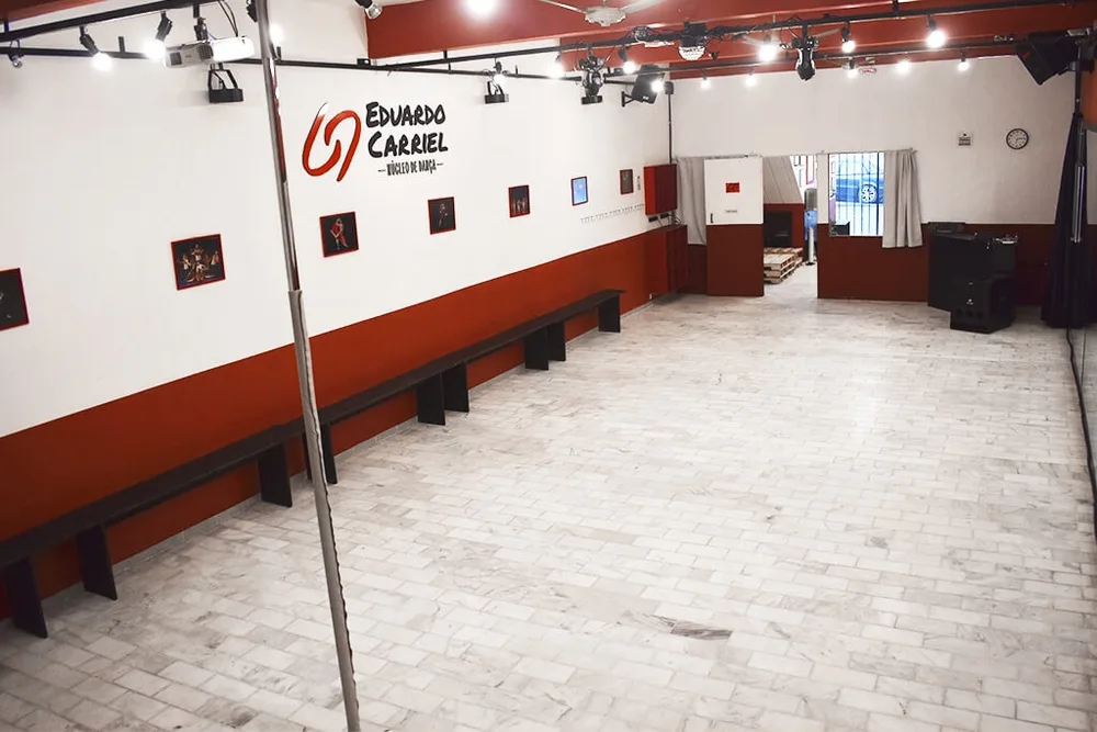 Sala de dança do NDEC com iluminação profissional